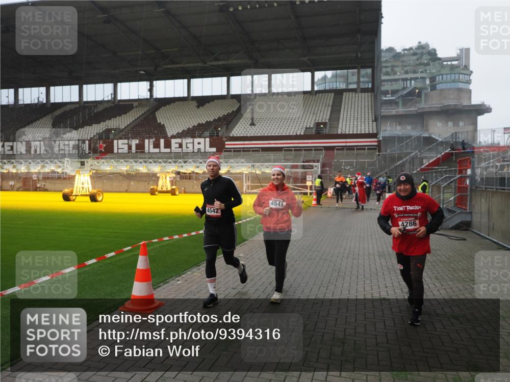 07.12.2025 - St. Pauli X-Mass-Run No. 15 Fabian Wolf http://msf.ph/oto/9394316 07.12.2025 10:24:40 Ziel 1986, 2071, 4079, 4135, 4136, 4155, 4541, 4542, 4766, 4780 meine-sportfotos.de