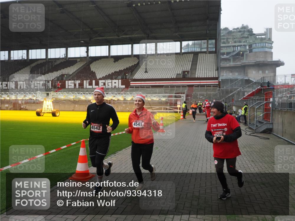 07.12.2025 - St. Pauli X-Mass-Run No. 15 Fabian Wolf http://msf.ph/oto/9394318 07.12.2025 10:24:41 Ziel 1986, 2071, 4078, 4079, 4135, 4136, 4155, 4541, 4542, 4766, 4780 meine-sportfotos.de