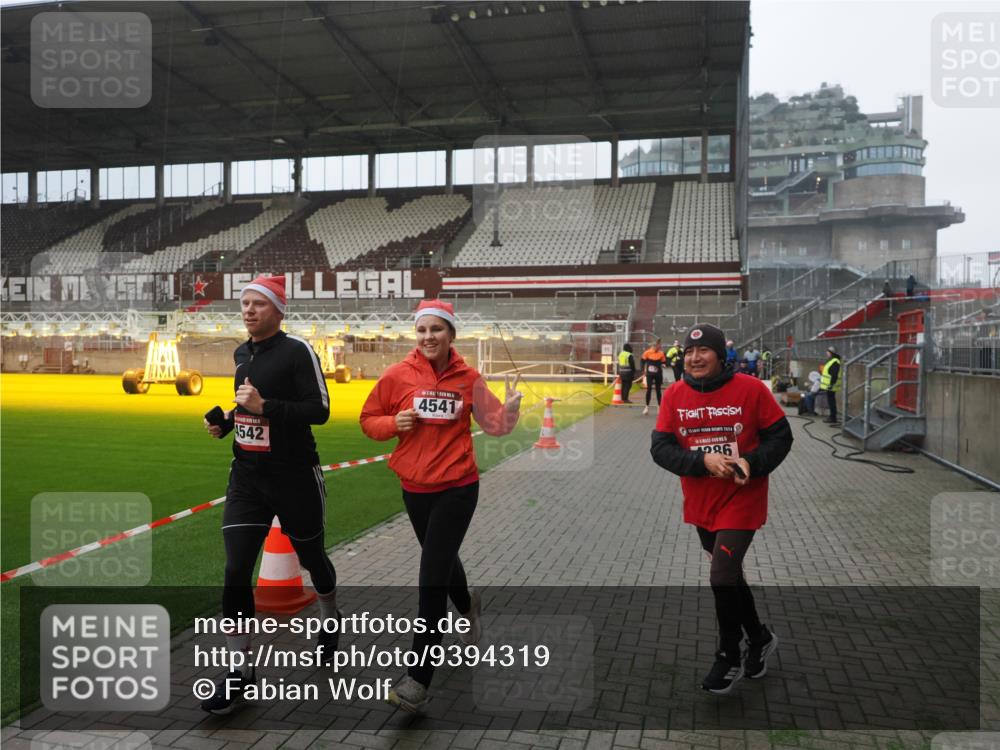 07.12.2025 - St. Pauli X-Mass-Run No. 15 Fabian Wolf http://msf.ph/oto/9394319 07.12.2025 10:24:41 Ziel 1986, 2071, 4078, 4079, 4135, 4136, 4155, 4541, 4542, 4766, 4780 meine-sportfotos.de