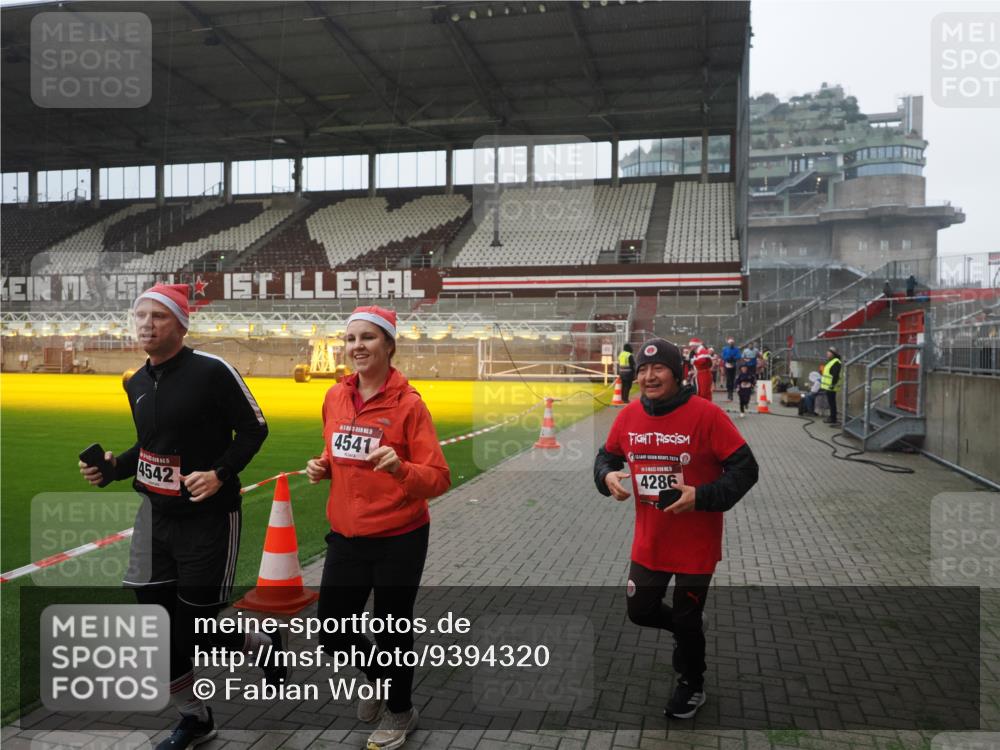 07.12.2025 - St. Pauli X-Mass-Run No. 15 Fabian Wolf http://msf.ph/oto/9394320 07.12.2025 10:24:41 Ziel 1986, 2071, 4078, 4079, 4135, 4136, 4155, 4541, 4542, 4766, 4780 meine-sportfotos.de