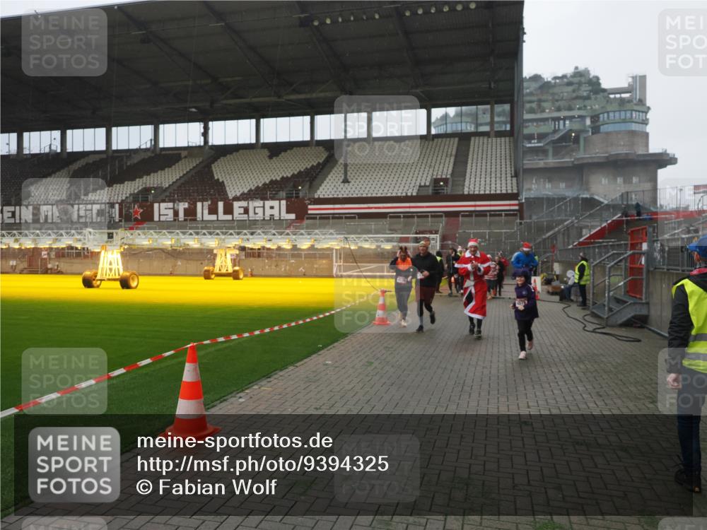 07.12.2025 - St. Pauli X-Mass-Run No. 15 Fabian Wolf http://msf.ph/oto/9394325 07.12.2025 10:24:45 Ziel 915, 974, 1986, 3152, 4078, 4079, 4091, 4092, 4135, 4136, 4155, 4177, 4496, 4497, 4530, 4541, 4542, 4766, 4780 meine-sportfotos.de