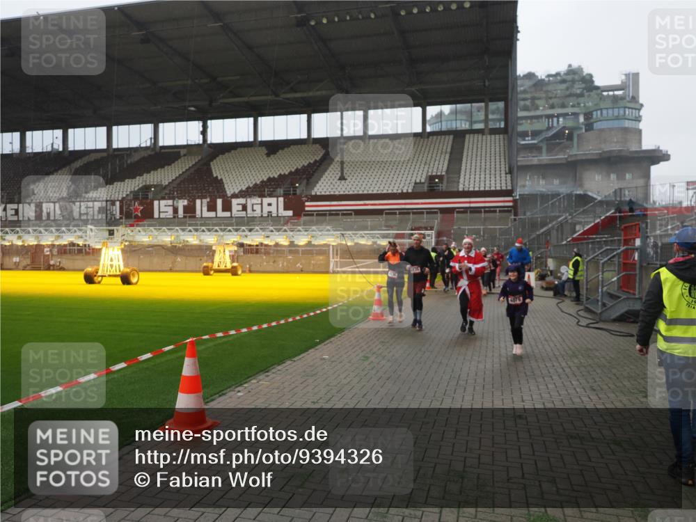 07.12.2025 - St. Pauli X-Mass-Run No. 15 Fabian Wolf http://msf.ph/oto/9394326 07.12.2025 10:24:45 Ziel 915, 974, 1986, 3152, 4078, 4079, 4091, 4092, 4135, 4136, 4155, 4177, 4496, 4497, 4530, 4541, 4542, 4766, 4780 meine-sportfotos.de