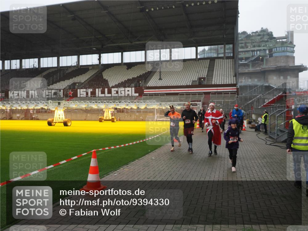 07.12.2025 - St. Pauli X-Mass-Run No. 15 Fabian Wolf http://msf.ph/oto/9394330 07.12.2025 10:24:46 Ziel 915, 974, 3152, 4078, 4079, 4091, 4092, 4135, 4136, 4155, 4177, 4496, 4497, 4530, 4541, 4542, 4766, 4780 meine-sportfotos.de