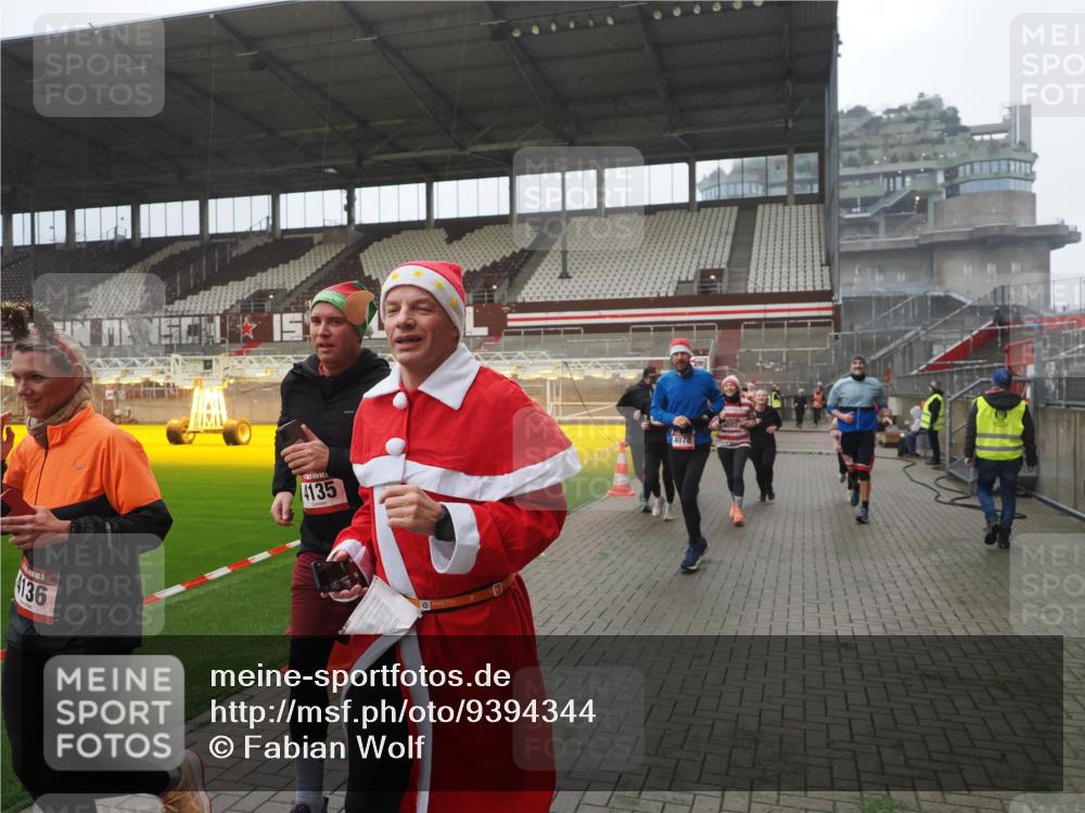 07.12.2025 - St. Pauli X-Mass-Run No. 15 Fabian Wolf http://msf.ph/oto/9394344 07.12.2025 10:24:49 Ziel 915, 974, 3152, 4078, 4079, 4091, 4092, 4135, 4136, 4155, 4177, 4496, 4497, 4530, 4541, 4542, 4766, 4780 meine-sportfotos.de