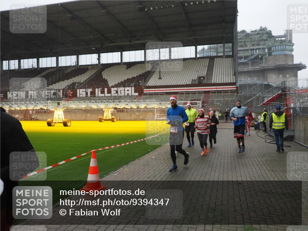 07.12.2025 - St. Pauli X-Mass-Run No. 15 Fabian Wolf http://msf.ph/oto/9394347 07.12.2025 10:24:49 Ziel 915, 974, 3152, 4078, 4079, 4091, 4092, 4135, 4136, 4155, 4177, 4496, 4497, 4530, 4541, 4542, 4766, 4780 meine-sportfotos.de