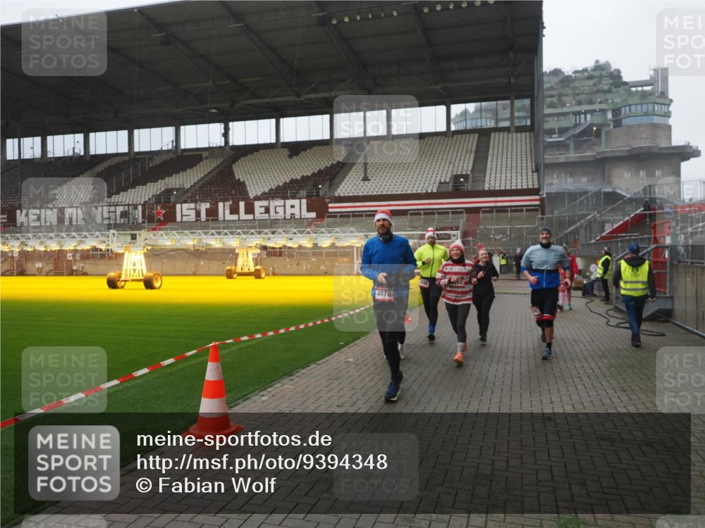 07.12.2025 - St. Pauli X-Mass-Run No. 15 Fabian Wolf http://msf.ph/oto/9394348 07.12.2025 10:24:50 Ziel 915, 974, 3152, 4078, 4079, 4091, 4092, 4135, 4136, 4155, 4177, 4496, 4497, 4530, 4541, 4542 meine-sportfotos.de