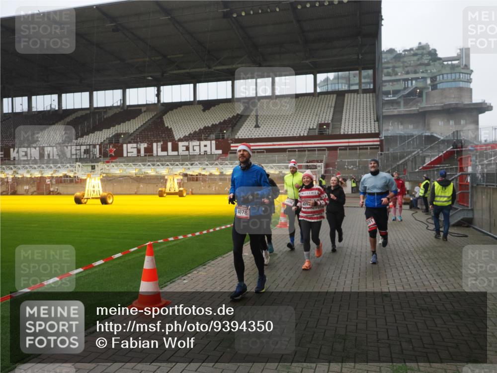07.12.2025 - St. Pauli X-Mass-Run No. 15 Fabian Wolf http://msf.ph/oto/9394350 07.12.2025 10:24:50 Ziel 915, 974, 3152, 4078, 4079, 4091, 4092, 4135, 4136, 4155, 4177, 4496, 4497, 4530, 4541, 4542 meine-sportfotos.de