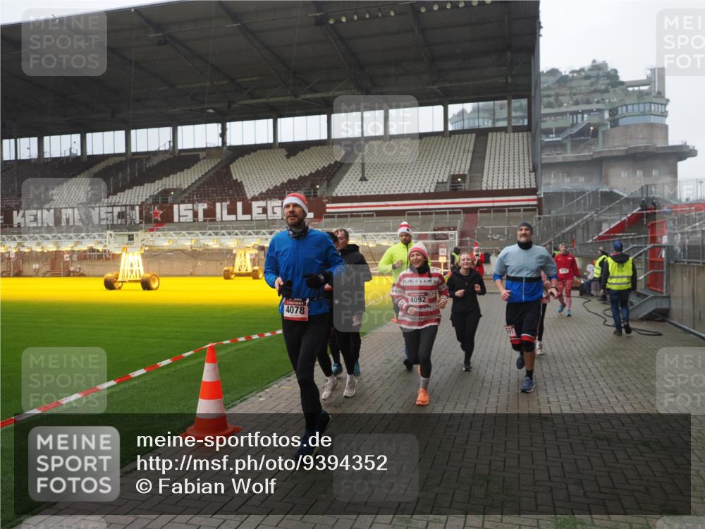 07.12.2025 - St. Pauli X-Mass-Run No. 15 Fabian Wolf http://msf.ph/oto/9394352 07.12.2025 10:24:50 Ziel 915, 974, 3152, 4078, 4079, 4091, 4092, 4135, 4136, 4155, 4177, 4496, 4497, 4530, 4541, 4542 meine-sportfotos.de