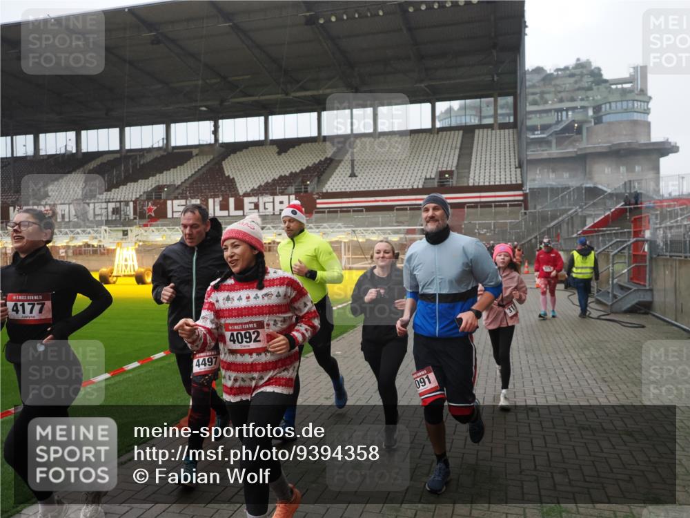07.12.2025 - St. Pauli X-Mass-Run No. 15 Fabian Wolf http://msf.ph/oto/9394358 07.12.2025 10:24:52 Ziel 915, 974, 3152, 4078, 4079, 4091, 4092, 4135, 4136, 4155, 4177, 4474, 4496, 4497, 4530, 4541, 4542, 4846 meine-sportfotos.de