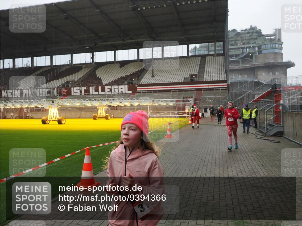 07.12.2025 - St. Pauli X-Mass-Run No. 15 Fabian Wolf http://msf.ph/oto/9394366 07.12.2025 10:24:53 Ziel 915, 974, 3152, 4078, 4079, 4091, 4092, 4135, 4136, 4155, 4177, 4474, 4496, 4497, 4530, 4541, 4542, 4846 meine-sportfotos.de