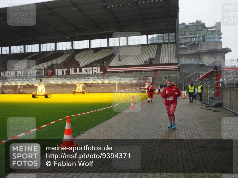 07.12.2025 - St. Pauli X-Mass-Run No. 15 Fabian Wolf http://msf.ph/oto/9394371 07.12.2025 10:24:54 Ziel 915, 974, 3152, 4078, 4079, 4091, 4092, 4135, 4136, 4155, 4177, 4474, 4496, 4497, 4513, 4514, 4530, 4541, 4846 meine-sportfotos.de