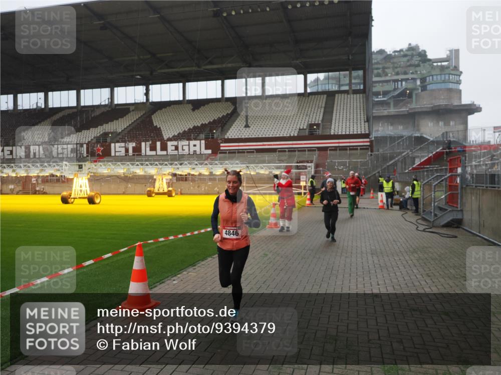 07.12.2025 - St. Pauli X-Mass-Run No. 15 Fabian Wolf http://msf.ph/oto/9394379 07.12.2025 10:24:58 Ziel 915, 974, 3152, 4078, 4079, 4091, 4092, 4135, 4136, 4155, 4177, 4431, 4474, 4496, 4497, 4513, 4514, 4530, 4846 meine-sportfotos.de