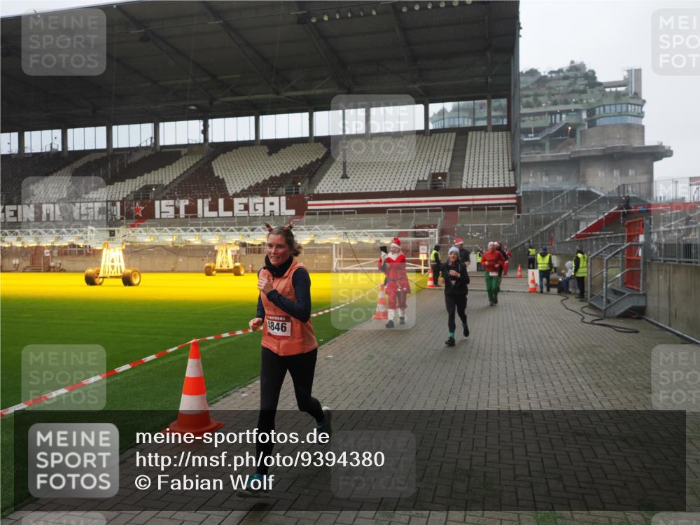 07.12.2025 - St. Pauli X-Mass-Run No. 15 Fabian Wolf http://msf.ph/oto/9394380 07.12.2025 10:24:58 Ziel 915, 974, 3152, 4078, 4079, 4091, 4092, 4135, 4136, 4155, 4177, 4431, 4474, 4496, 4497, 4513, 4514, 4530, 4846 meine-sportfotos.de