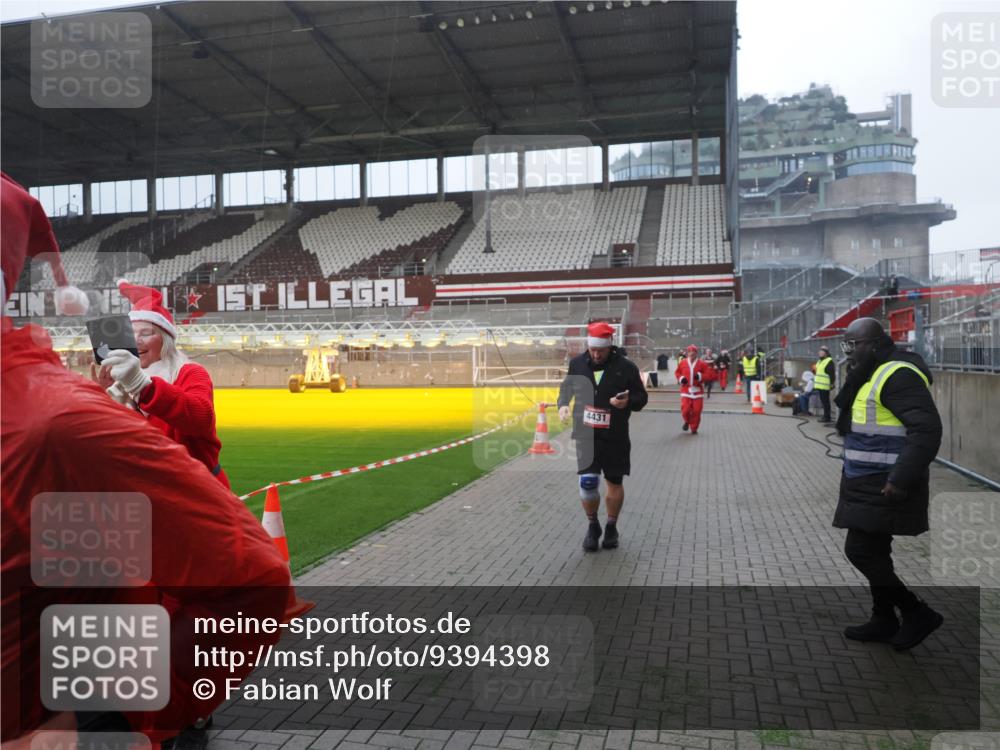 07.12.2025 - St. Pauli X-Mass-Run No. 15 Fabian Wolf http://msf.ph/oto/9394398 07.12.2025 10:25:04 Ziel 915, 974, 1012, 4431, 4474, 4496, 4513, 4514, 4846 meine-sportfotos.de