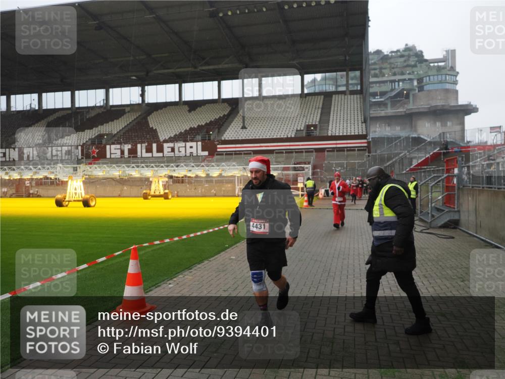 07.12.2025 - St. Pauli X-Mass-Run No. 15 Fabian Wolf http://msf.ph/oto/9394401 07.12.2025 10:25:05 Ziel 915, 1012, 4335, 4431, 4474, 4513, 4514, 4846 meine-sportfotos.de