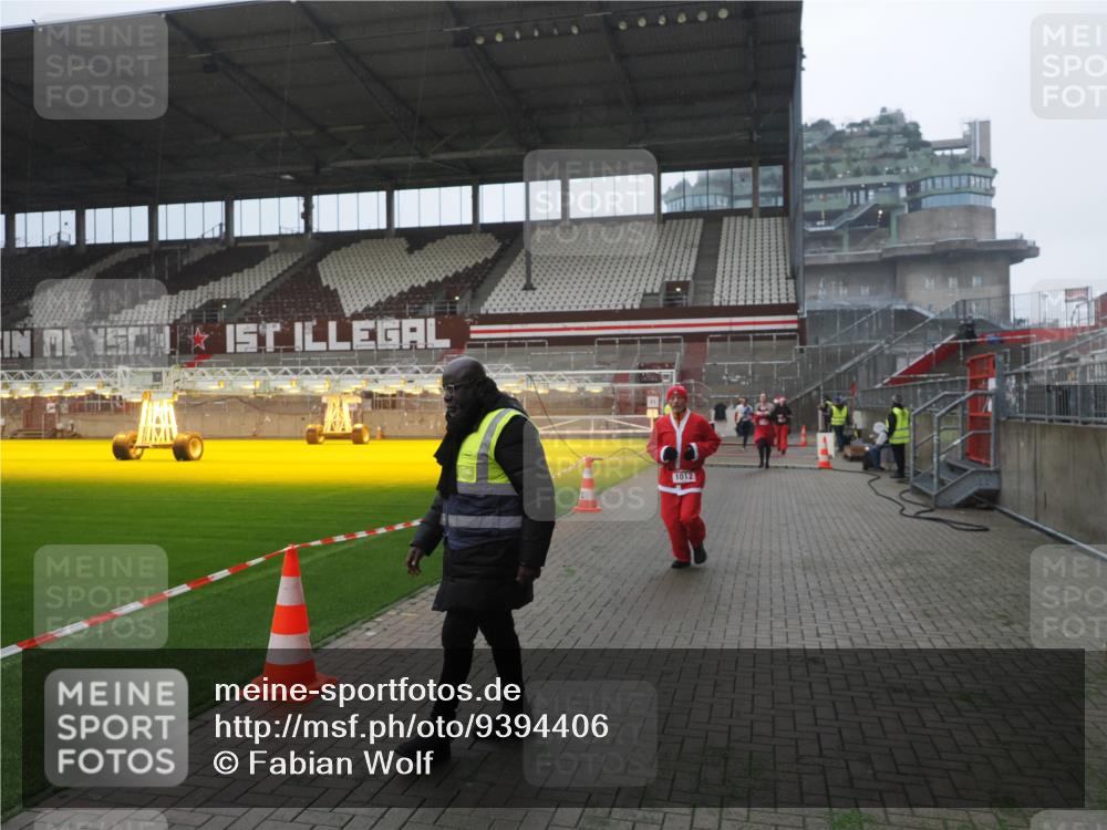 07.12.2025 - St. Pauli X-Mass-Run No. 15 Fabian Wolf http://msf.ph/oto/9394406 07.12.2025 10:25:07 Ziel 1012, 3962, 4335, 4431, 4474, 4513, 4514, 4846 meine-sportfotos.de