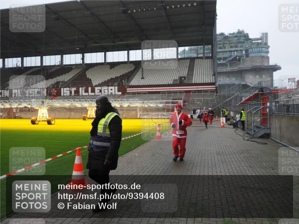 07.12.2025 - St. Pauli X-Mass-Run No. 15 Fabian Wolf http://msf.ph/oto/9394408 07.12.2025 10:25:07 Ziel 1012, 3962, 4335, 4431, 4474, 4513, 4514, 4846 meine-sportfotos.de