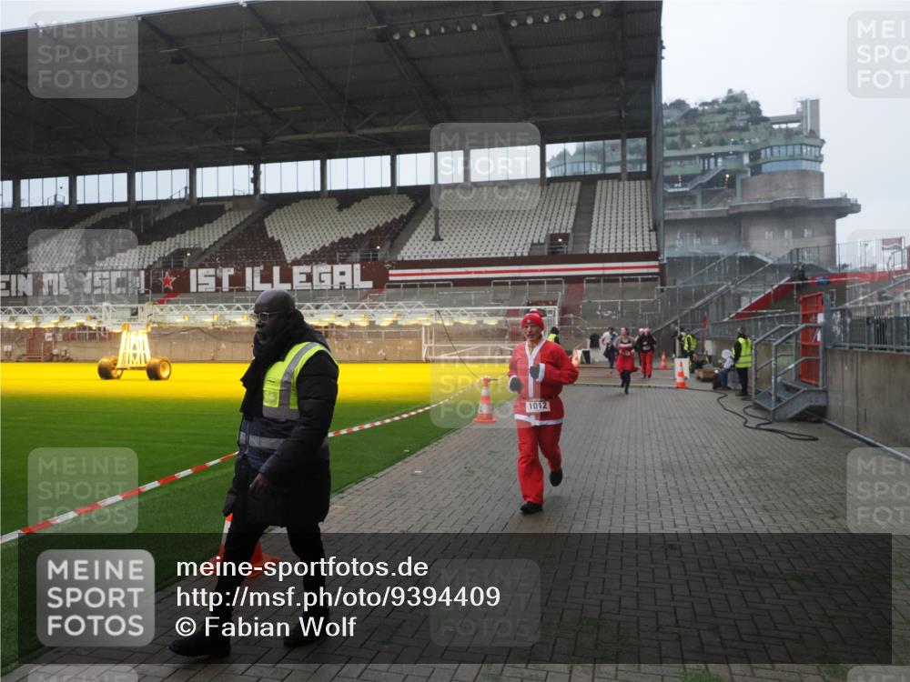 07.12.2025 - St. Pauli X-Mass-Run No. 15 Fabian Wolf http://msf.ph/oto/9394409 07.12.2025 10:25:08 Ziel 1012, 1987, 1995, 3962, 4335, 4431, 4474, 4513, 4514, 4846 meine-sportfotos.de