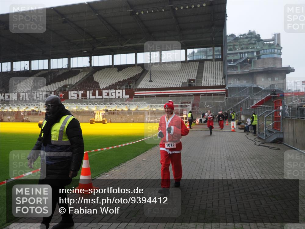 07.12.2025 - St. Pauli X-Mass-Run No. 15 Fabian Wolf http://msf.ph/oto/9394412 07.12.2025 10:25:08 Ziel 1012, 1987, 1995, 3962, 4335, 4431, 4474, 4513, 4514, 4846 meine-sportfotos.de