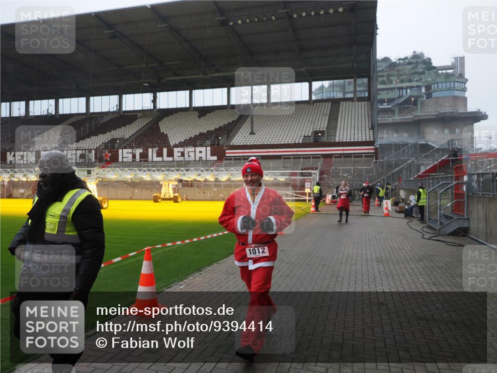 07.12.2025 - St. Pauli X-Mass-Run No. 15 Fabian Wolf http://msf.ph/oto/9394414 07.12.2025 10:25:09 Ziel 1012, 1977, 1987, 1995, 3962, 4335, 4431, 4474, 4513, 4514, 4846 meine-sportfotos.de