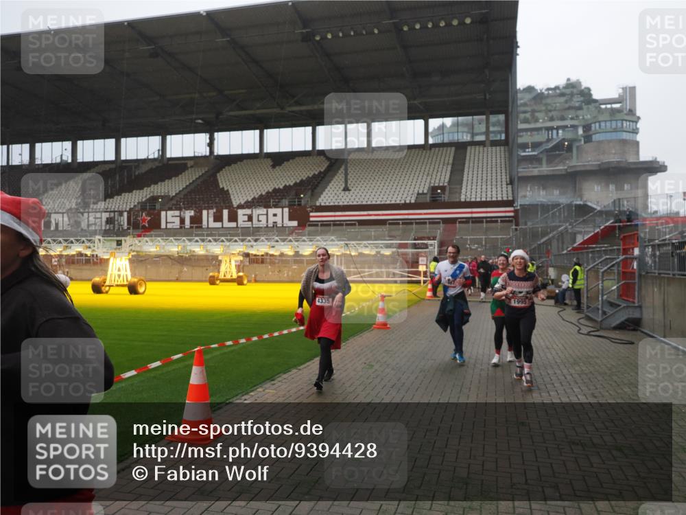 07.12.2025 - St. Pauli X-Mass-Run No. 15 Fabian Wolf http://msf.ph/oto/9394428 07.12.2025 10:25:15 Ziel 1012, 1977, 1987, 1995, 3962, 4118, 4119, 4121, 4201, 4204, 4284, 4335, 4431 meine-sportfotos.de