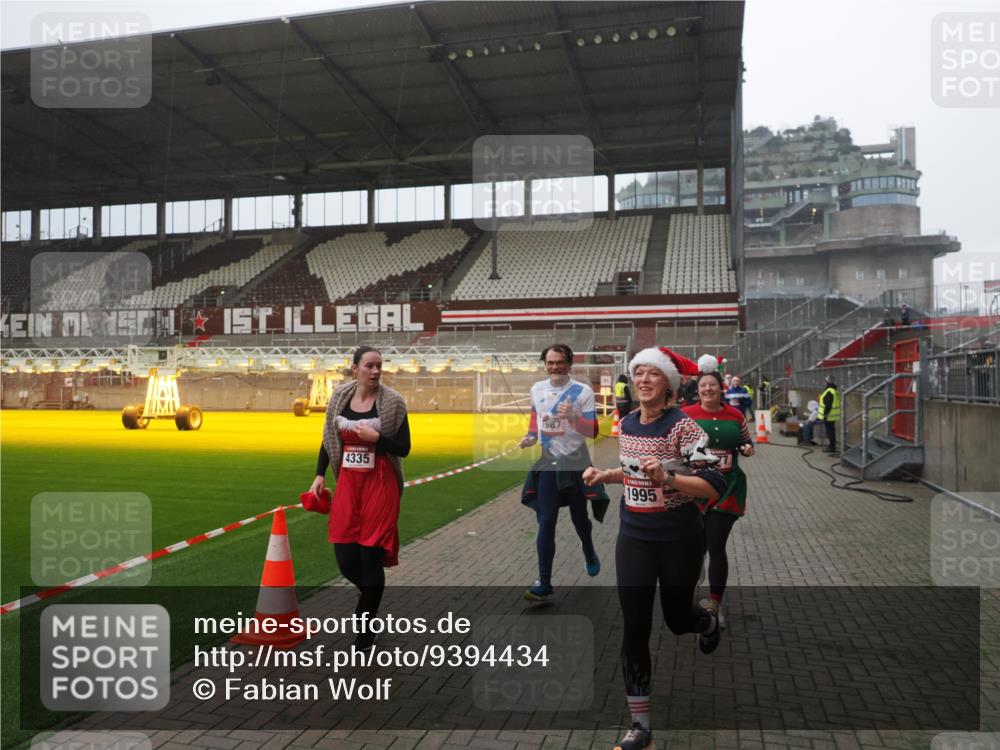07.12.2025 - St. Pauli X-Mass-Run No. 15 Fabian Wolf http://msf.ph/oto/9394434 07.12.2025 10:25:16 Ziel 1012, 1977, 1987, 1995, 3962, 4118, 4119, 4121, 4201, 4204, 4284, 4335, 4431, 4482, 4485 meine-sportfotos.de