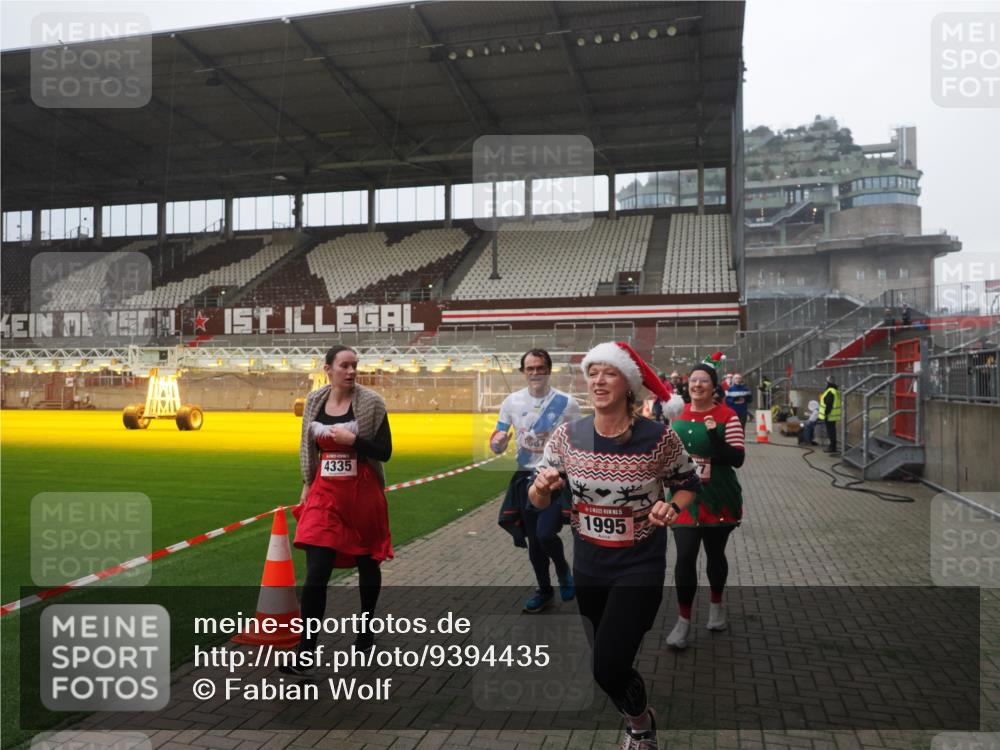 07.12.2025 - St. Pauli X-Mass-Run No. 15 Fabian Wolf http://msf.ph/oto/9394435 07.12.2025 10:25:17 Ziel 1012, 1247, 1977, 1987, 1995, 3962, 4118, 4119, 4121, 4201, 4204, 4284, 4335, 4445, 4482, 4485 meine-sportfotos.de