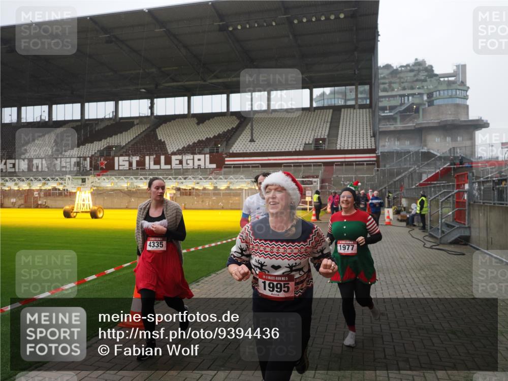 07.12.2025 - St. Pauli X-Mass-Run No. 15 Fabian Wolf http://msf.ph/oto/9394436 07.12.2025 10:25:17 Ziel 1012, 1247, 1977, 1987, 1995, 3962, 4118, 4119, 4121, 4201, 4204, 4284, 4335, 4445, 4482, 4485 meine-sportfotos.de