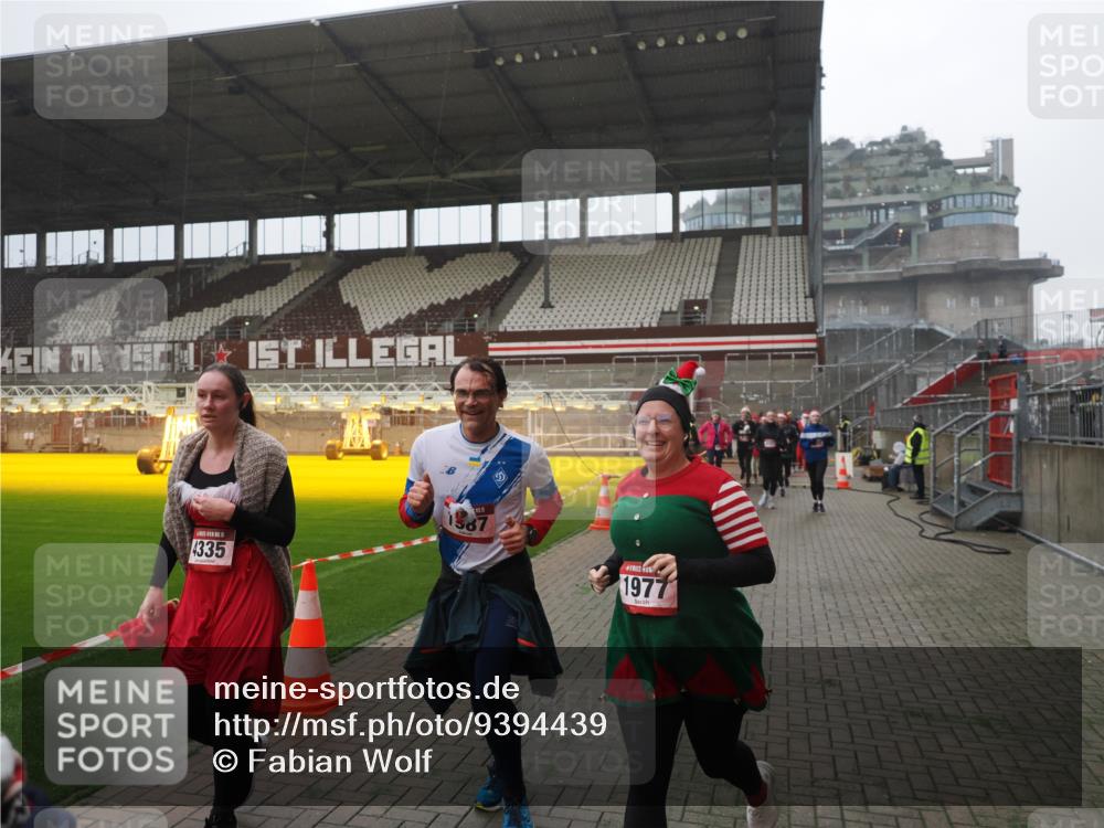 07.12.2025 - St. Pauli X-Mass-Run No. 15 Fabian Wolf http://msf.ph/oto/9394439 07.12.2025 10:25:17 Ziel 1012, 1247, 1977, 1987, 1995, 3962, 4118, 4119, 4121, 4201, 4204, 4284, 4335, 4445, 4482, 4485 meine-sportfotos.de