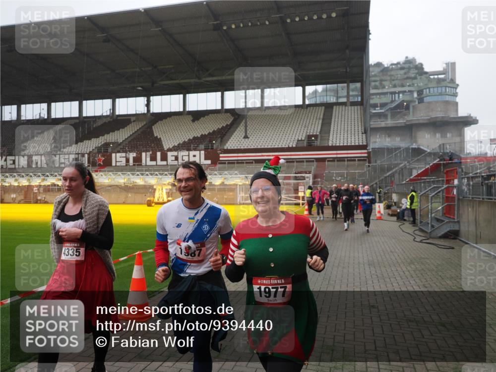 07.12.2025 - St. Pauli X-Mass-Run No. 15 Fabian Wolf http://msf.ph/oto/9394440 07.12.2025 10:25:18 Ziel 1012, 1247, 1631, 1977, 1987, 1995, 2029, 3962, 4118, 4119, 4121, 4201, 4204, 4284, 4335, 4445, 4482, 4485 meine-sportfotos.de