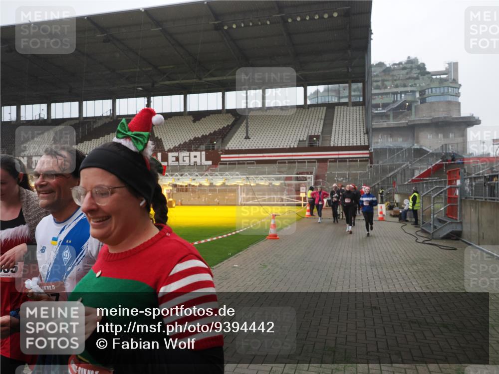 07.12.2025 - St. Pauli X-Mass-Run No. 15 Fabian Wolf http://msf.ph/oto/9394442 07.12.2025 10:25:18 Ziel 1012, 1247, 1631, 1977, 1987, 1995, 2029, 3962, 4118, 4119, 4121, 4201, 4204, 4284, 4335, 4445, 4482, 4485 meine-sportfotos.de