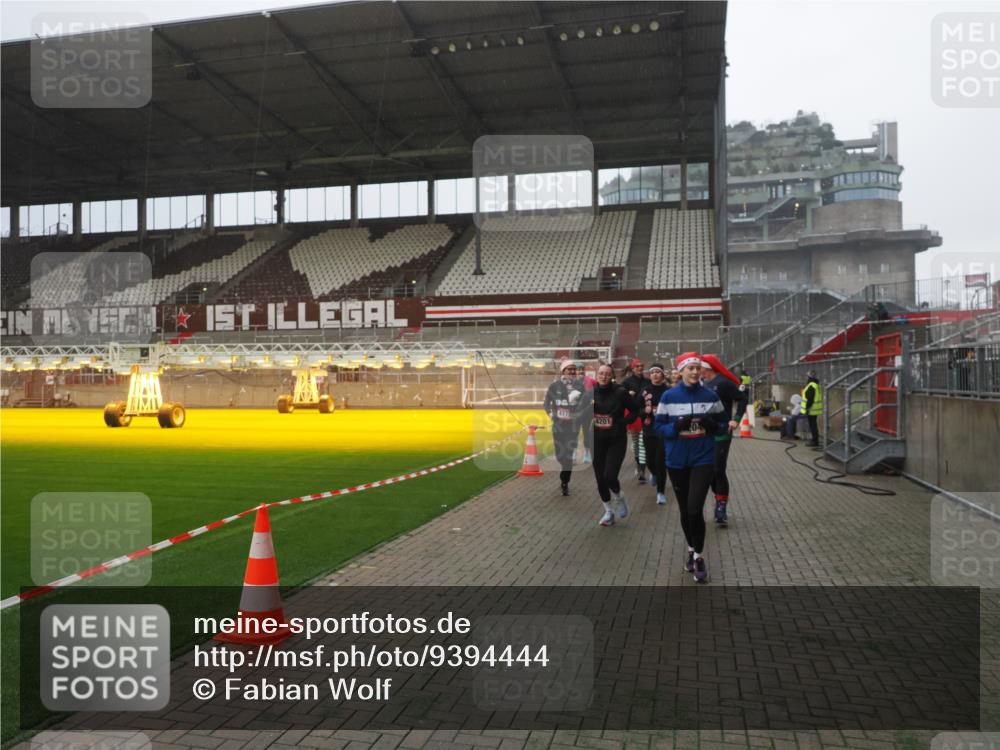 07.12.2025 - St. Pauli X-Mass-Run No. 15 Fabian Wolf http://msf.ph/oto/9394444 07.12.2025 10:25:21 Ziel 1012, 1247, 1631, 1977, 1987, 1995, 2029, 3962, 4118, 4119, 4121, 4201, 4204, 4284, 4335, 4445, 4482, 4485 meine-sportfotos.de