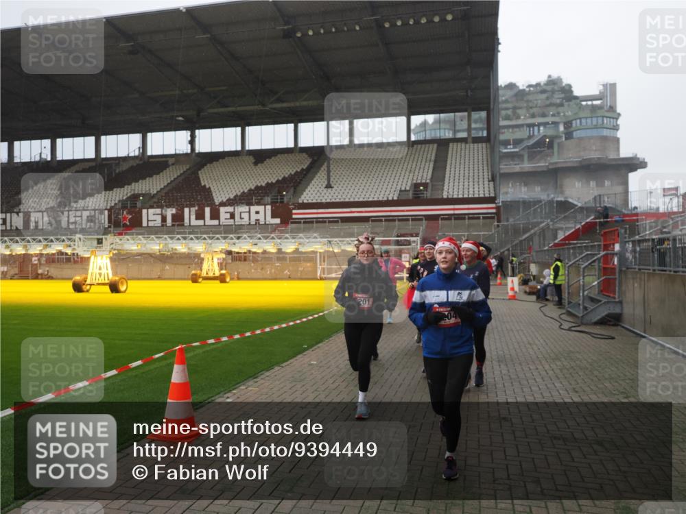 07.12.2025 - St. Pauli X-Mass-Run No. 15 Fabian Wolf http://msf.ph/oto/9394449 07.12.2025 10:25:22 Ziel 1247, 1631, 1977, 1987, 1995, 2029, 3962, 4118, 4119, 4121, 4201, 4204, 4284, 4335, 4445, 4482, 4485 meine-sportfotos.de