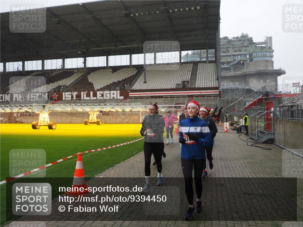 07.12.2025 - St. Pauli X-Mass-Run No. 15 Fabian Wolf http://msf.ph/oto/9394450 07.12.2025 10:25:22 Ziel 1247, 1631, 1977, 1987, 1995, 2029, 3962, 4118, 4119, 4121, 4201, 4204, 4284, 4335, 4445, 4482, 4485 meine-sportfotos.de