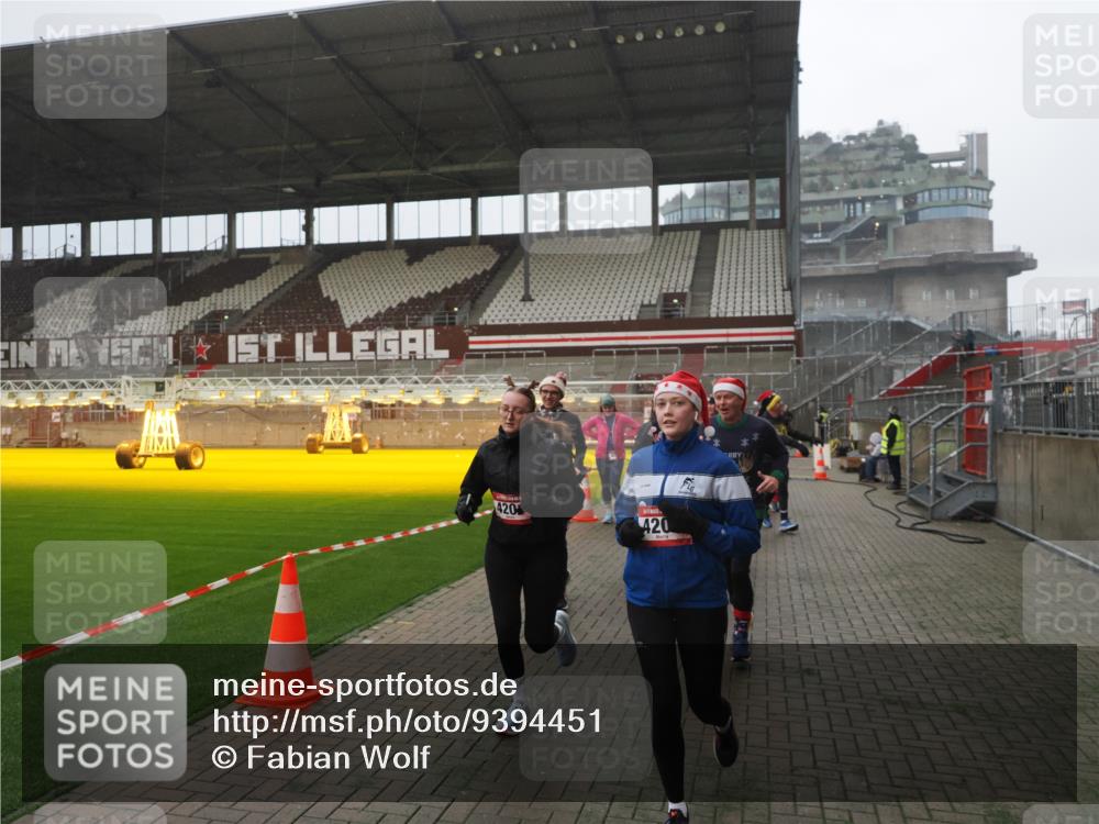 07.12.2025 - St. Pauli X-Mass-Run No. 15 Fabian Wolf http://msf.ph/oto/9394451 07.12.2025 10:25:23 Ziel 1247, 1631, 1977, 1987, 1995, 2029, 3962, 4118, 4119, 4121, 4201, 4204, 4284, 4335, 4445, 4482, 4485 meine-sportfotos.de