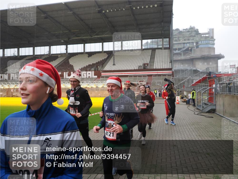 07.12.2025 - St. Pauli X-Mass-Run No. 15 Fabian Wolf http://msf.ph/oto/9394457 07.12.2025 10:25:24 Ziel 1247, 1631, 1977, 1987, 1995, 2029, 3962, 4118, 4119, 4121, 4201, 4204, 4284, 4335, 4445, 4482, 4485 meine-sportfotos.de