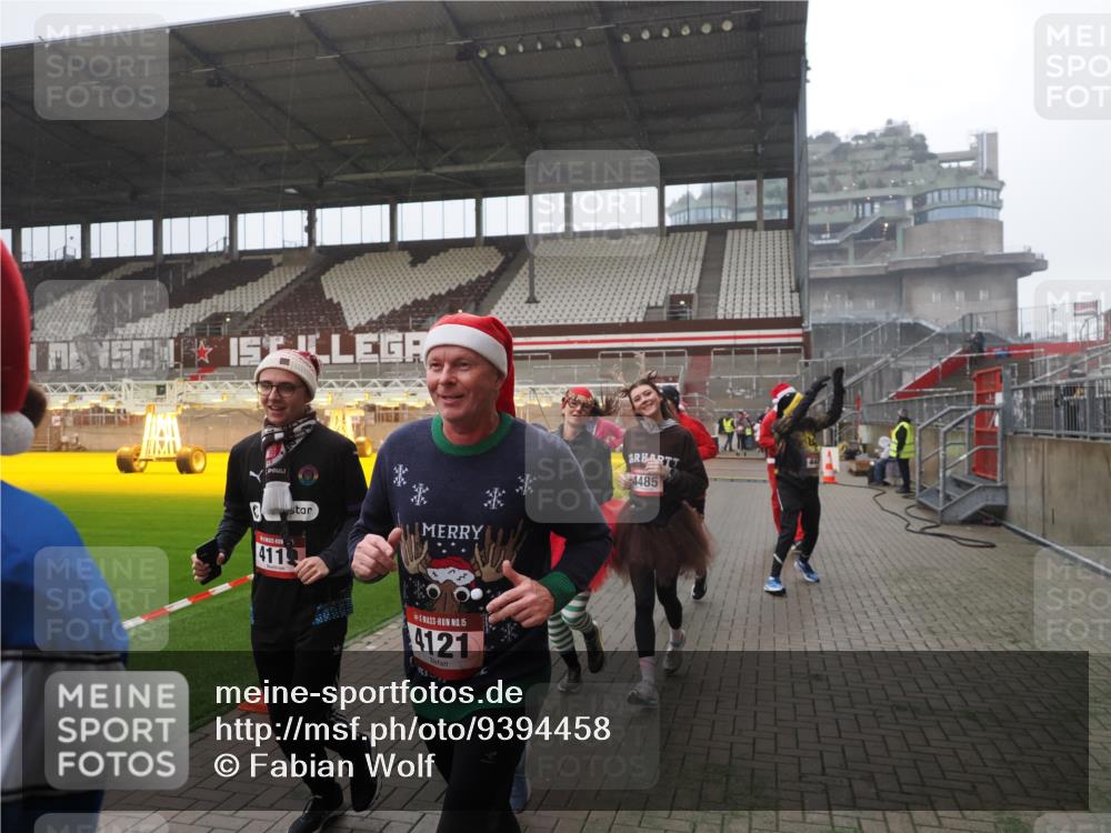 07.12.2025 - St. Pauli X-Mass-Run No. 15 Fabian Wolf http://msf.ph/oto/9394458 07.12.2025 10:25:24 Ziel 1247, 1631, 1977, 1987, 1995, 2029, 3962, 4118, 4119, 4121, 4201, 4204, 4284, 4335, 4445, 4482, 4485 meine-sportfotos.de