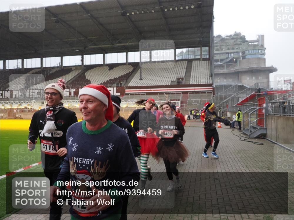 07.12.2025 - St. Pauli X-Mass-Run No. 15 Fabian Wolf http://msf.ph/oto/9394459 07.12.2025 10:25:24 Ziel 1247, 1631, 1977, 1987, 1995, 2029, 3962, 4118, 4119, 4121, 4201, 4204, 4284, 4335, 4445, 4482, 4485 meine-sportfotos.de