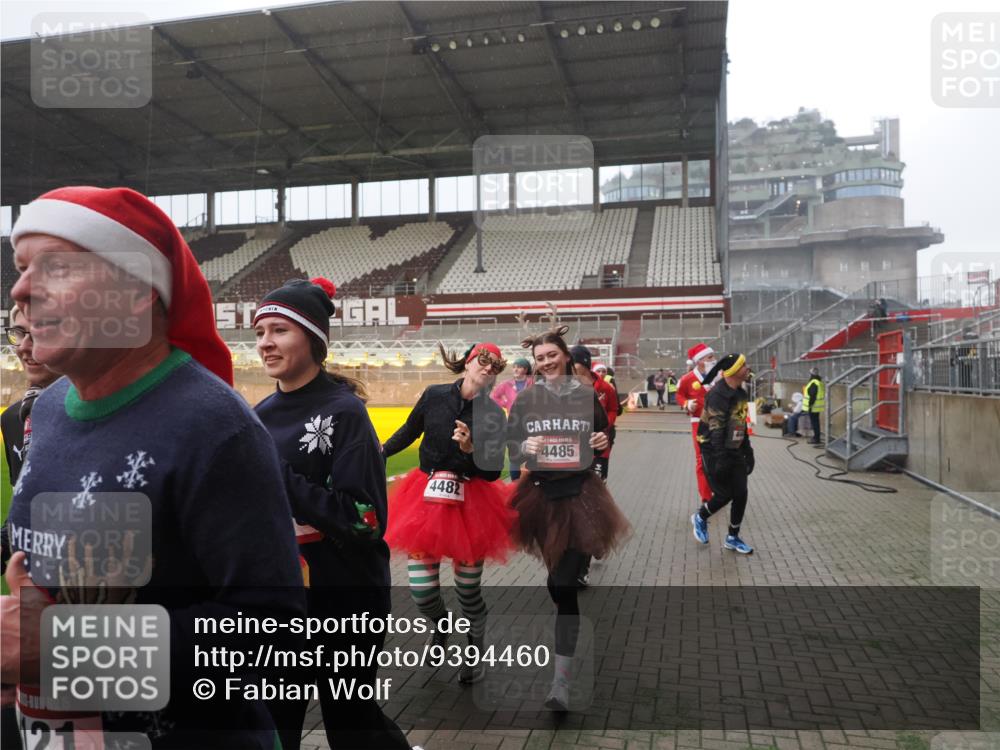 07.12.2025 - St. Pauli X-Mass-Run No. 15 Fabian Wolf http://msf.ph/oto/9394460 07.12.2025 10:25:25 Ziel 1247, 1631, 1977, 1987, 1995, 2029, 3962, 4118, 4119, 4121, 4201, 4204, 4284, 4335, 4445, 4482, 4485 meine-sportfotos.de