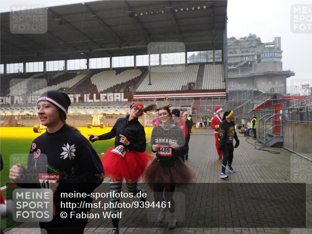 07.12.2025 - St. Pauli X-Mass-Run No. 15 Fabian Wolf http://msf.ph/oto/9394461 07.12.2025 10:25:25 Ziel 1247, 1631, 1977, 1987, 1995, 2029, 3962, 4118, 4119, 4121, 4201, 4204, 4284, 4335, 4445, 4482, 4485 meine-sportfotos.de