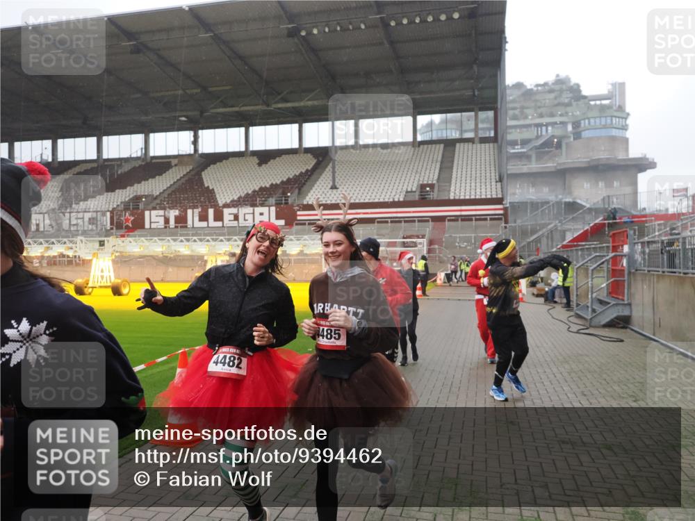07.12.2025 - St. Pauli X-Mass-Run No. 15 Fabian Wolf http://msf.ph/oto/9394462 07.12.2025 10:25:25 Ziel 1247, 1631, 1977, 1987, 1995, 2029, 3962, 4118, 4119, 4121, 4201, 4204, 4284, 4335, 4445, 4482, 4485 meine-sportfotos.de