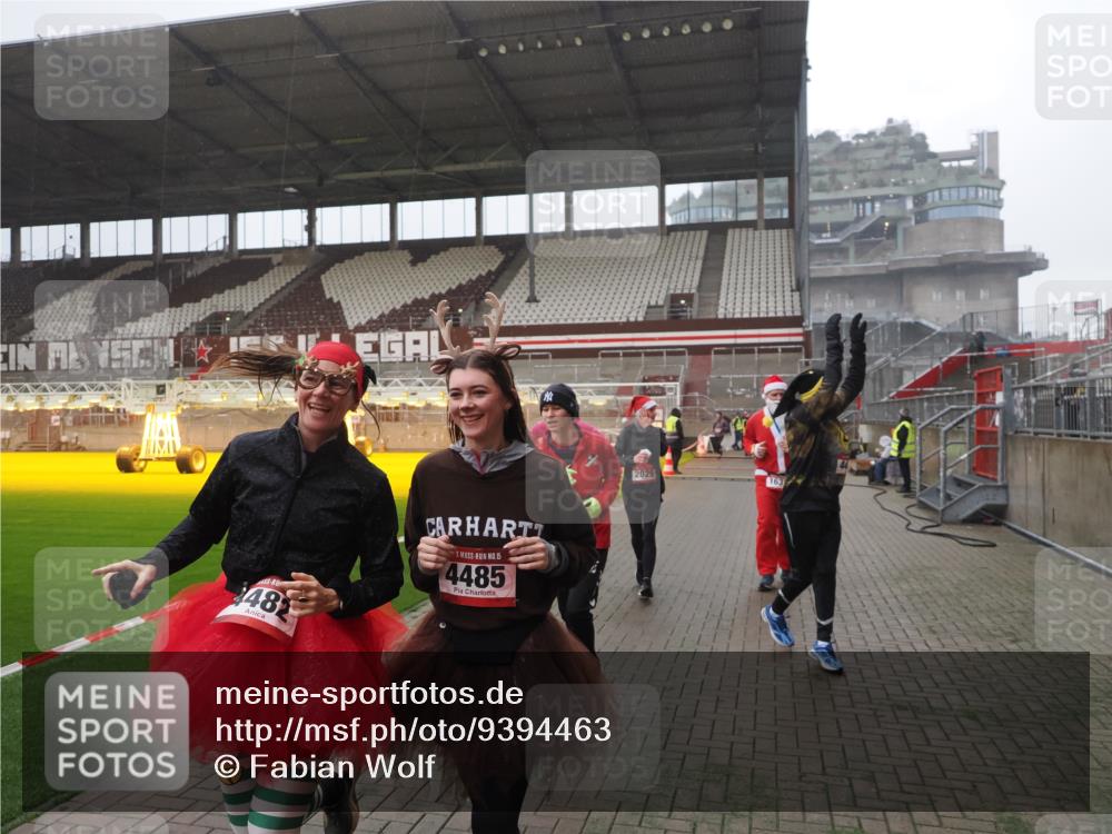 07.12.2025 - St. Pauli X-Mass-Run No. 15 Fabian Wolf http://msf.ph/oto/9394463 07.12.2025 10:25:25 Ziel 1247, 1631, 1977, 1987, 1995, 2029, 3962, 4118, 4119, 4121, 4201, 4204, 4284, 4335, 4445, 4482, 4485 meine-sportfotos.de