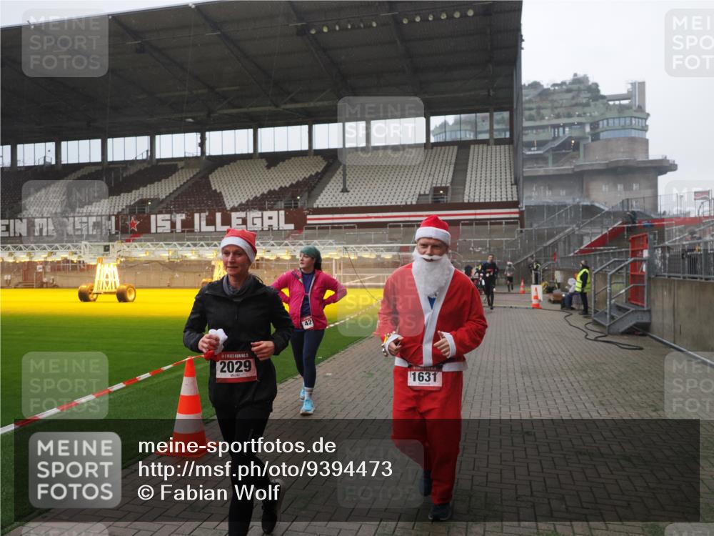 07.12.2025 - St. Pauli X-Mass-Run No. 15 Fabian Wolf http://msf.ph/oto/9394473 07.12.2025 10:25:27 Ziel 1247, 1631, 1977, 1987, 1995, 2029, 2680, 3962, 4118, 4119, 4121, 4201, 4204, 4284, 4372, 4373, 4445, 4482, 4485 meine-sportfotos.de