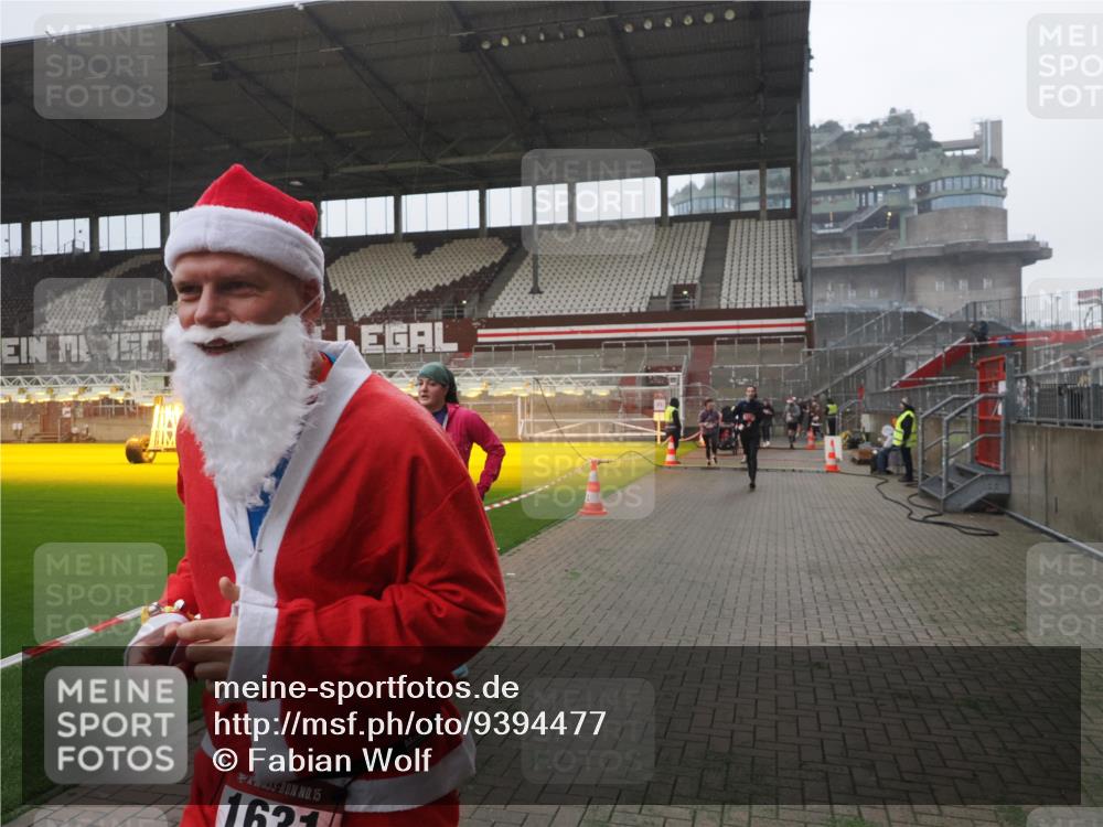 07.12.2025 - St. Pauli X-Mass-Run No. 15 Fabian Wolf http://msf.ph/oto/9394477 07.12.2025 10:25:28 Ziel 1247, 1631, 1977, 1987, 1995, 2029, 2680, 4118, 4119, 4121, 4201, 4204, 4284, 4372, 4373, 4445, 4482, 4485 meine-sportfotos.de