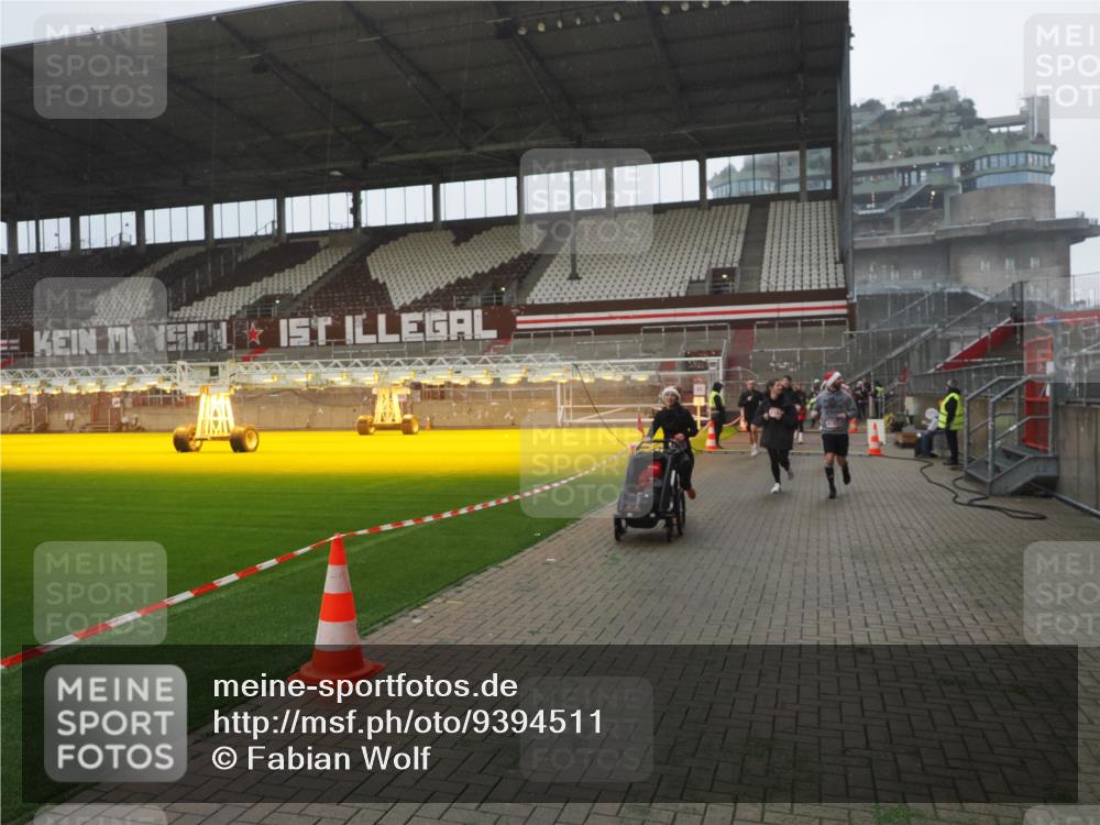 07.12.2025 - St. Pauli X-Mass-Run No. 15 Fabian Wolf http://msf.ph/oto/9394511 07.12.2025 10:25:35 Ziel 50, 129, 211, 404, 1069, 1247, 1631, 2029, 2680, 3742, 4118, 4119, 4162, 4164, 4202, 4372, 4373, 4445, 4482, 4485 meine-sportfotos.de