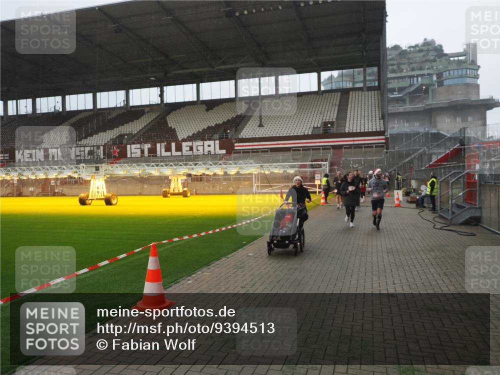 07.12.2025 - St. Pauli X-Mass-Run No. 15 Fabian Wolf http://msf.ph/oto/9394513 07.12.2025 10:25:36 Ziel 50, 129, 211, 404, 1069, 1247, 1631, 2029, 2680, 3742, 4162, 4164, 4202, 4372, 4373, 4445, 4482, 4485, 4501 meine-sportfotos.de