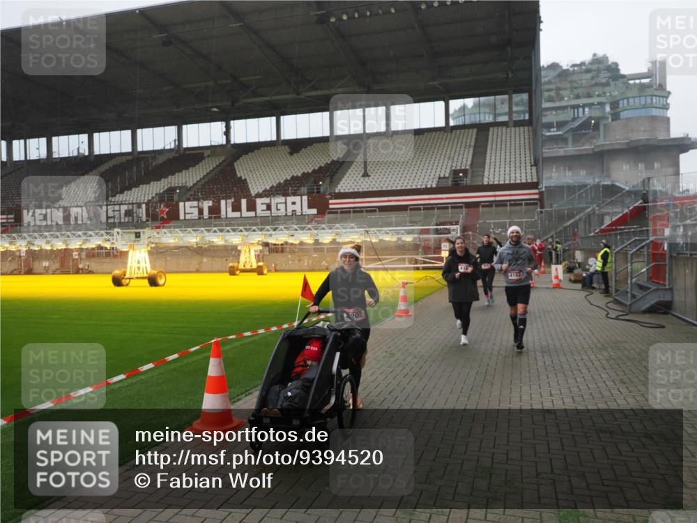 07.12.2025 - St. Pauli X-Mass-Run No. 15 Fabian Wolf http://msf.ph/oto/9394520 07.12.2025 10:25:37 Ziel 50, 129, 211, 404, 1069, 1247, 1631, 2029, 2680, 3742, 4162, 4164, 4202, 4372, 4373, 4445, 4501 meine-sportfotos.de