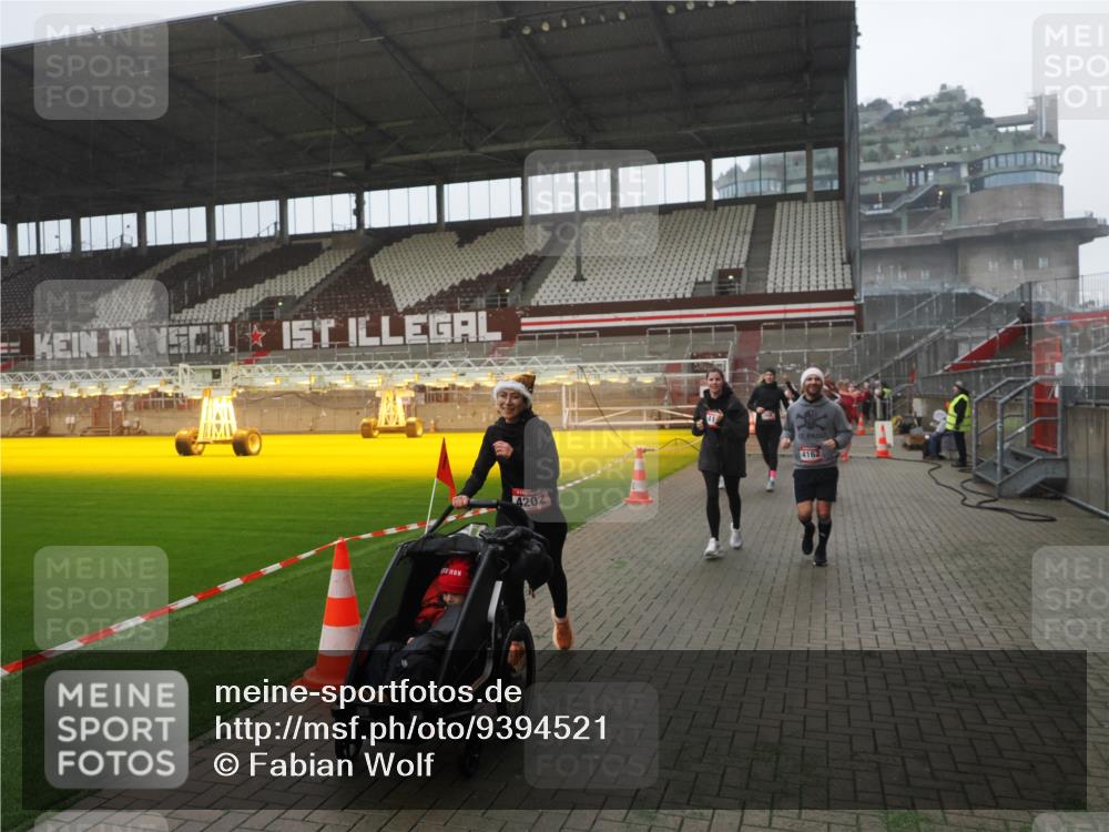 07.12.2025 - St. Pauli X-Mass-Run No. 15 Fabian Wolf http://msf.ph/oto/9394521 07.12.2025 10:25:37 Ziel 50, 129, 211, 404, 1069, 1247, 1631, 2029, 2680, 3742, 4162, 4164, 4202, 4372, 4373, 4445, 4501 meine-sportfotos.de