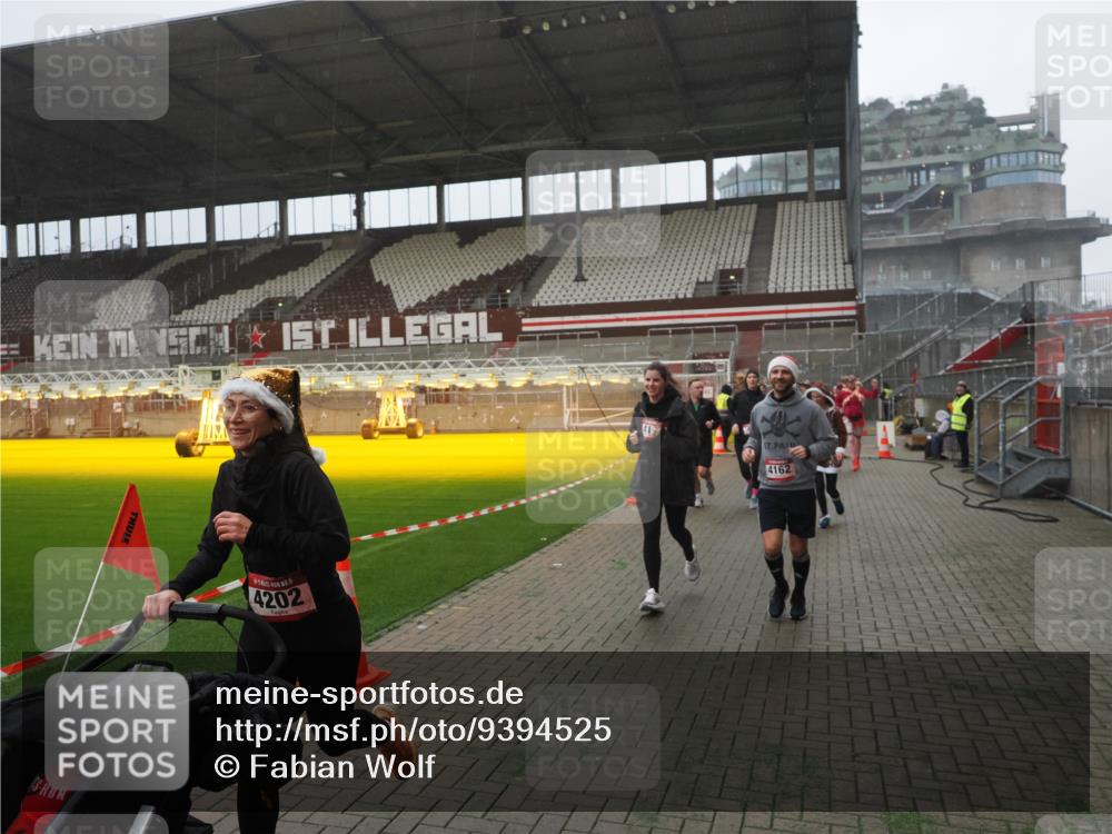 07.12.2025 - St. Pauli X-Mass-Run No. 15 Fabian Wolf http://msf.ph/oto/9394525 07.12.2025 10:25:38 Ziel 50, 129, 211, 404, 1069, 1631, 2029, 2680, 3742, 3779, 4162, 4164, 4202, 4372, 4373, 4501 meine-sportfotos.de