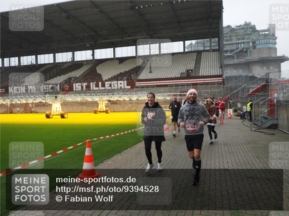 07.12.2025 - St. Pauli X-Mass-Run No. 15 Fabian Wolf http://msf.ph/oto/9394528 07.12.2025 10:25:39 Ziel 50, 129, 211, 369, 398, 404, 1069, 2104, 2680, 3742, 3779, 4162, 4164, 4202, 4372, 4373, 4501 meine-sportfotos.de